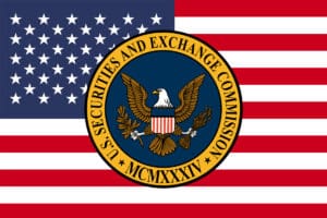 Logo da SEC (Security and Exchange Commission) na frente da bandeira dos Estados Unidos