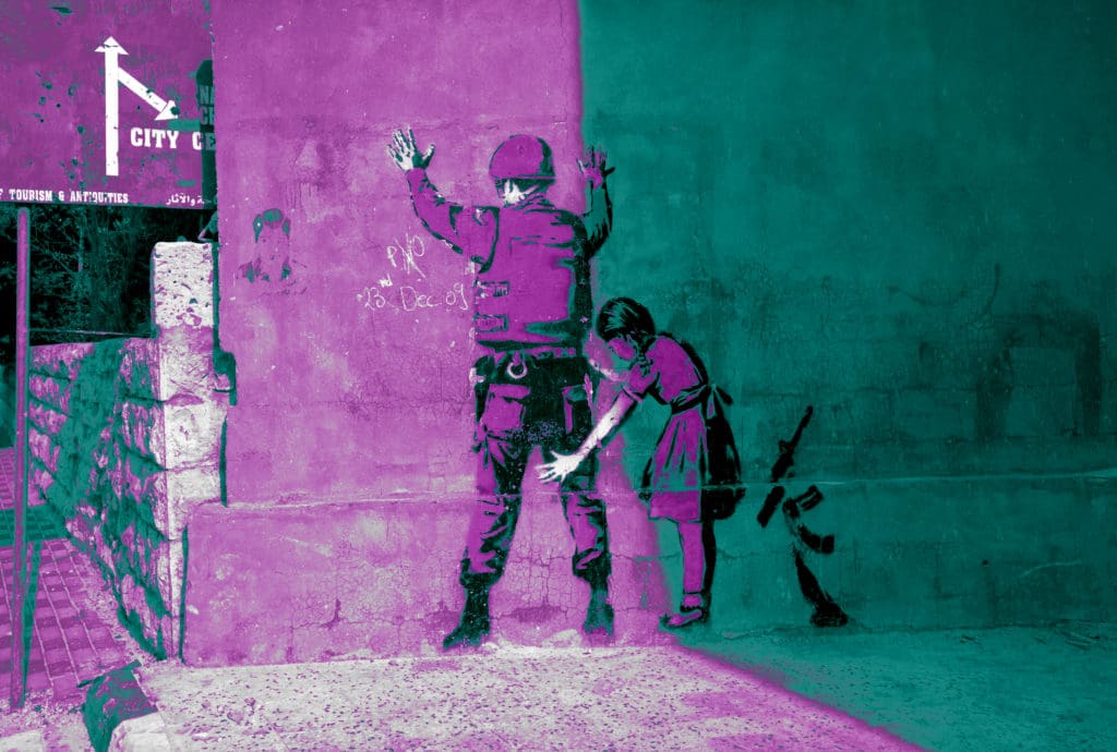 Menininha revistando soldado. Obra em grafite do artista Bansky