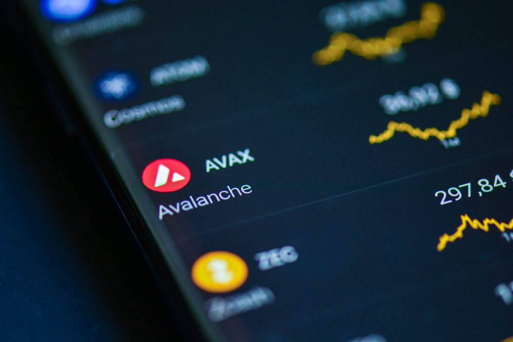 Listagem de cotações de criptomoedas em aparelho celular com destaque e visibilidade maior para a AVAX da Avalanche